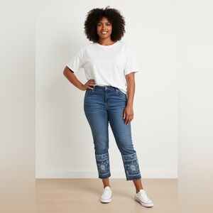 Sound & Style cropped Jeans w/ design at lower part of leg. Size: 16